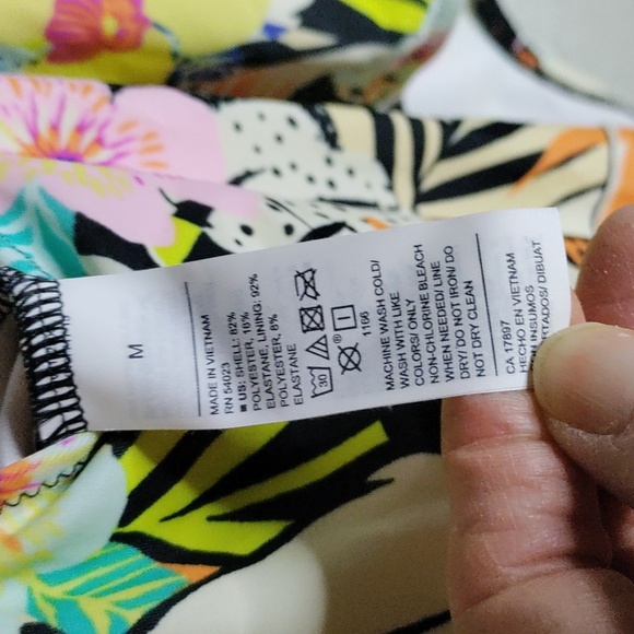 🆕️ Old Navy woman size medium one piece floral bathing suit - Picture 4 of 4